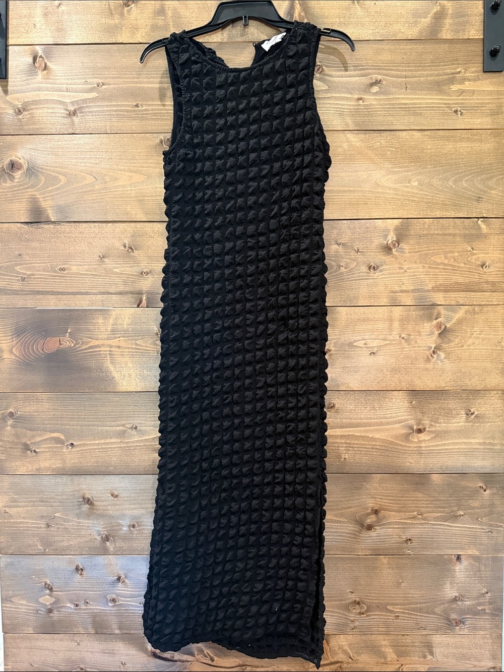 eesome Black Textured Sleeveless Maxi